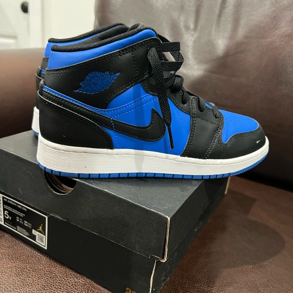 Nike boys Air Force sneakers! Barley worn, just out grown! Size 5. - Picture 3 of 4